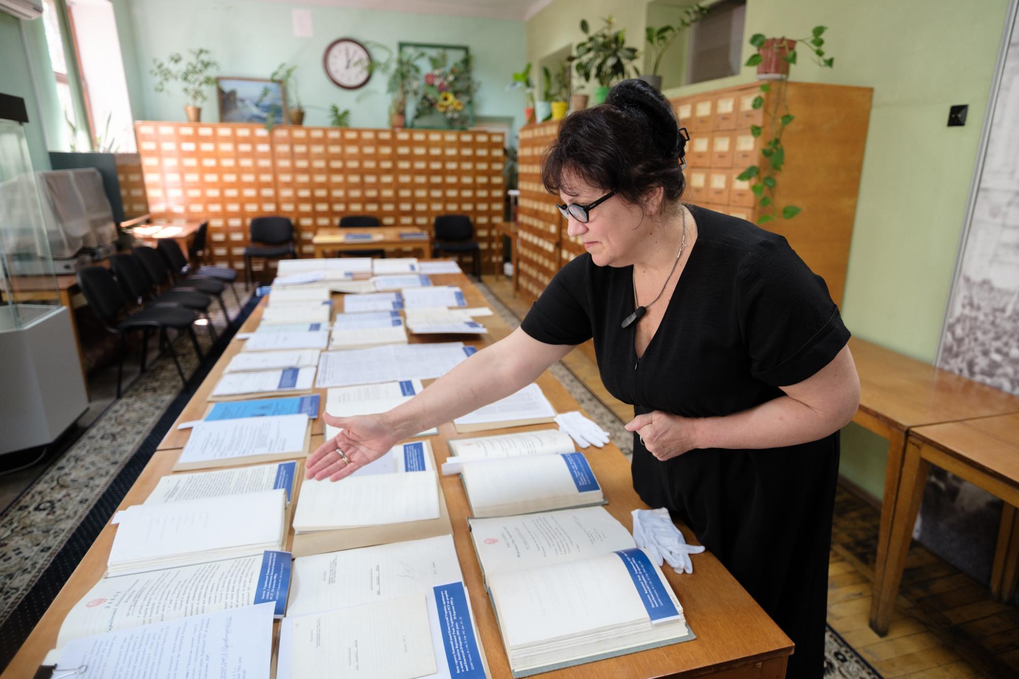 Унікальні кадри Конституції України: як і де зберігають головний документ нації